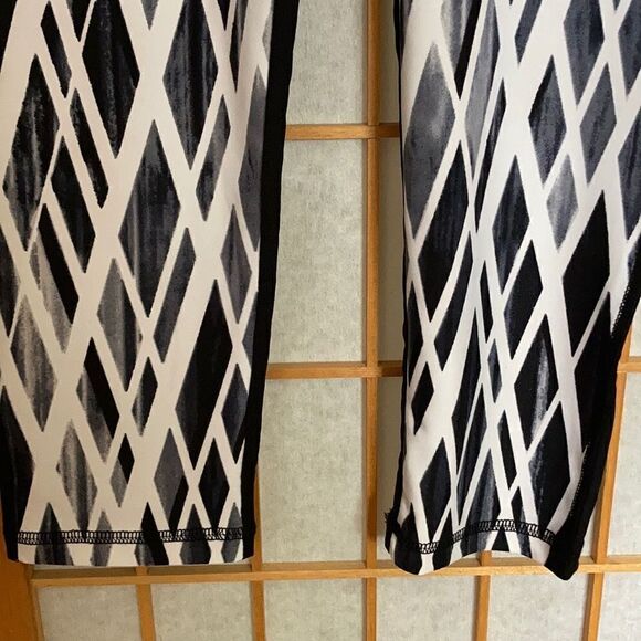 Athletic Collection Capri Legging - Picture 3 of 8